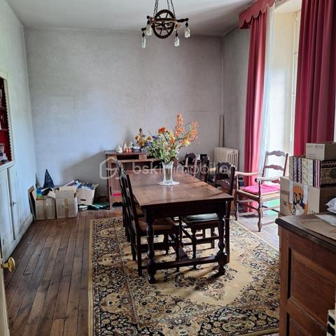 Amoureux de l'ancien, des grands volumes, de la hauteur sous plafond et du parquet... cette maison de ville proche de toutes les commodités est faite pour vous  !
Elle se compose d'une entrée,  une tres grande cuisine avec cheminée, la cuisine à un acces direct sur la terrasse et le terrain, une salle à manger et un salon,wc.
au premier etage, wc, trois grandes chambres,  salle d'eau, au deuxieme etage, un bureau, salle de bain, trois chambres.

Le terrain est a retravailler mais sera parfait pour un jardinier ! De plus un préau pour rentrer les voitures.
Le gros plus une petite maison de plain pied de 69m2 à rénover pouvant servir d'un bureau pour un indépendant.
deux chaudieres recentes pour les deux maisons, avec deux compteurs gaz.
Un seul compteur electrique.

Produit rare à la vente à découvrir !!