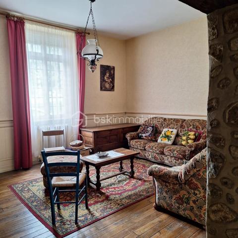 Amoureux de l'ancien, des grands volumes, de la hauteur sous plafond et du parquet... cette maison de ville proche de toutes les commodités est faite pour vous  !
Elle se compose d'une entrée,  une tres grande cuisine avec cheminée, la cuisine à un acces direct sur la terrasse et le terrain, une salle à manger et un salon,wc.
au premier etage, wc, trois grandes chambres,  salle d'eau, au deuxieme etage, un bureau, salle de bain, trois chambres.

Le terrain est a retravailler mais sera parfait pour un jardinier ! De plus un préau pour rentrer les voitures.
Le gros plus une petite maison de plain pied de 69m2 à rénover pouvant servir d'un bureau pour un indépendant.
deux chaudieres recentes pour les deux maisons, avec deux compteurs gaz.
Un seul compteur electrique.

Produit rare à la vente à découvrir !!
