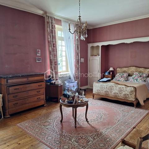 Amoureux de l'ancien, des grands volumes, de la hauteur sous plafond et du parquet... cette maison de ville proche de toutes les commodités est faite pour vous  !
Elle se compose d'une entrée,  une tres grande cuisine avec cheminée, la cuisine à un acces direct sur la terrasse et le terrain, une salle à manger et un salon,wc.
au premier etage, wc, trois grandes chambres,  salle d'eau, au deuxieme etage, un bureau, salle de bain, trois chambres.

Le terrain est a retravailler mais sera parfait pour un jardinier ! De plus un préau pour rentrer les voitures.
Le gros plus une petite maison de plain pied de 69m2 à rénover pouvant servir d'un bureau pour un indépendant.
deux chaudieres recentes pour les deux maisons, avec deux compteurs gaz.
Un seul compteur electrique.

Produit rare à la vente à découvrir !!