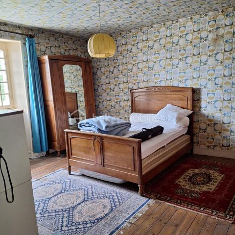 Amoureux de l'ancien, des grands volumes, de la hauteur sous plafond et du parquet... cette maison de ville proche de toutes les commodités est faite pour vous  !
Elle se compose d'une entrée,  une tres grande cuisine avec cheminée, la cuisine à un acces direct sur la terrasse et le terrain, une salle à manger et un salon,wc.
au premier etage, wc, trois grandes chambres,  salle d'eau, au deuxieme etage, un bureau, salle de bain, trois chambres.

Le terrain est a retravailler mais sera parfait pour un jardinier ! De plus un préau pour rentrer les voitures.
Le gros plus une petite maison de plain pied de 69m2 à rénover pouvant servir d'un bureau pour un indépendant.
deux chaudieres recentes pour les deux maisons, avec deux compteurs gaz.
Un seul compteur electrique.

Produit rare à la vente à découvrir !!