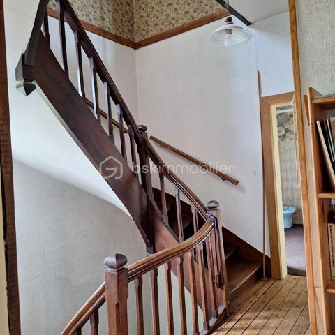 Amoureux de l'ancien, des grands volumes, de la hauteur sous plafond et du parquet... cette maison de ville proche de toutes les commodités est faite pour vous  !
Elle se compose d'une entrée,  une tres grande cuisine avec cheminée, la cuisine à un acces direct sur la terrasse et le terrain, une salle à manger et un salon,wc.
au premier etage, wc, trois grandes chambres,  salle d'eau, au deuxieme etage, un bureau, salle de bain, trois chambres.

Le terrain est a retravailler mais sera parfait pour un jardinier ! De plus un préau pour rentrer les voitures.
Le gros plus une petite maison de plain pied de 69m2 à rénover pouvant servir d'un bureau pour un indépendant.
deux chaudieres recentes pour les deux maisons, avec deux compteurs gaz.
Un seul compteur electrique.

Produit rare à la vente à découvrir !!