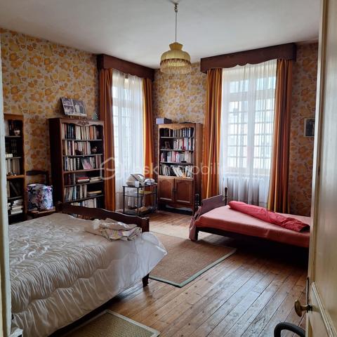 Amoureux de l'ancien, des grands volumes, de la hauteur sous plafond et du parquet... cette maison de ville proche de toutes les commodités est faite pour vous  !
Elle se compose d'une entrée,  une tres grande cuisine avec cheminée, la cuisine à un acces direct sur la terrasse et le terrain, une salle à manger et un salon,wc.
au premier etage, wc, trois grandes chambres,  salle d'eau, au deuxieme etage, un bureau, salle de bain, trois chambres.

Le terrain est a retravailler mais sera parfait pour un jardinier ! De plus un préau pour rentrer les voitures.
Le gros plus une petite maison de plain pied de 69m2 à rénover pouvant servir d'un bureau pour un indépendant.
deux chaudieres recentes pour les deux maisons, avec deux compteurs gaz.
Un seul compteur electrique.

Produit rare à la vente à découvrir !!