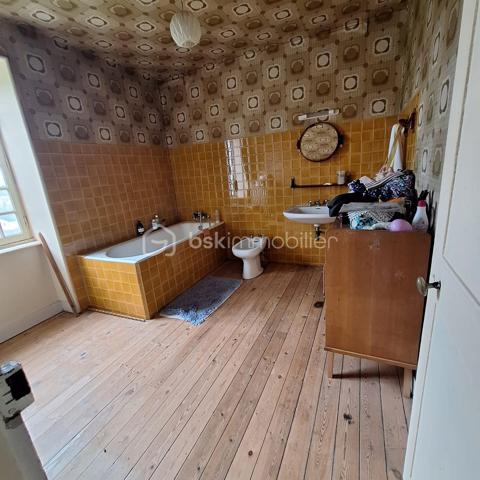 Amoureux de l'ancien, des grands volumes, de la hauteur sous plafond et du parquet... cette maison de ville proche de toutes les commodités est faite pour vous  !
Elle se compose d'une entrée,  une tres grande cuisine avec cheminée, la cuisine à un acces direct sur la terrasse et le terrain, une salle à manger et un salon,wc.
au premier etage, wc, trois grandes chambres,  salle d'eau, au deuxieme etage, un bureau, salle de bain, trois chambres.

Le terrain est a retravailler mais sera parfait pour un jardinier ! De plus un préau pour rentrer les voitures.
Le gros plus une petite maison de plain pied de 69m2 à rénover pouvant servir d'un bureau pour un indépendant.
deux chaudieres recentes pour les deux maisons, avec deux compteurs gaz.
Un seul compteur electrique.

Produit rare à la vente à découvrir !!