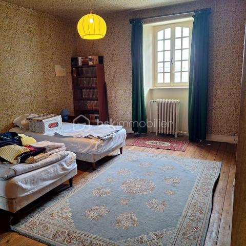 Amoureux de l'ancien, des grands volumes, de la hauteur sous plafond et du parquet... cette maison de ville proche de toutes les commodités est faite pour vous  !
Elle se compose d'une entrée,  une tres grande cuisine avec cheminée, la cuisine à un acces direct sur la terrasse et le terrain, une salle à manger et un salon,wc.
au premier etage, wc, trois grandes chambres,  salle d'eau, au deuxieme etage, un bureau, salle de bain, trois chambres.

Le terrain est a retravailler mais sera parfait pour un jardinier ! De plus un préau pour rentrer les voitures.
Le gros plus une petite maison de plain pied de 69m2 à rénover pouvant servir d'un bureau pour un indépendant.
deux chaudieres recentes pour les deux maisons, avec deux compteurs gaz.
Un seul compteur electrique.

Produit rare à la vente à découvrir !!