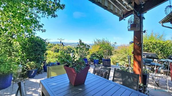 Maison T5 - 3 chambres - Terrain 2037m2 - Piscine - Vue