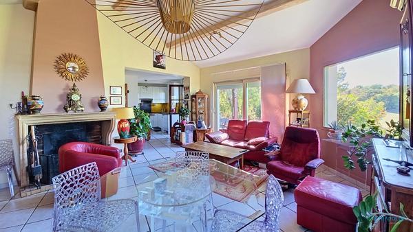 Maison T5 - 3 chambres - Terrain 2037m2 - Piscine - Vue