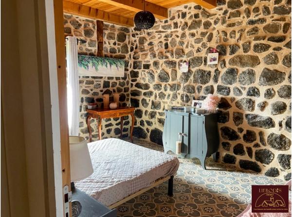 Lantriac (43260) Bâtisse en pierre d'époque à découvrir