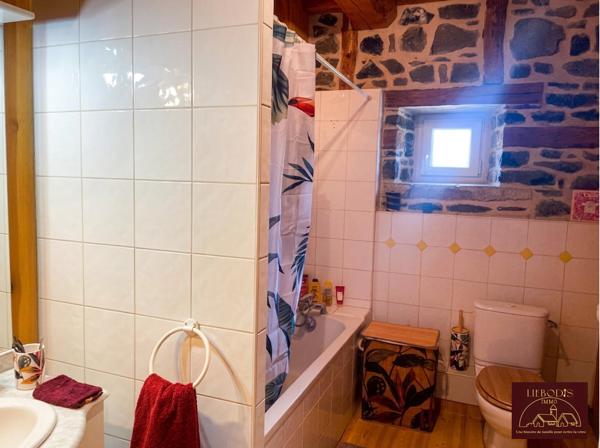 Lantriac (43260) Bâtisse en pierre d'époque à découvrir