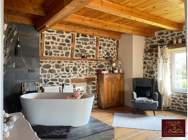 Lantriac (43260) Bâtisse en pierre d'époque à découvrir