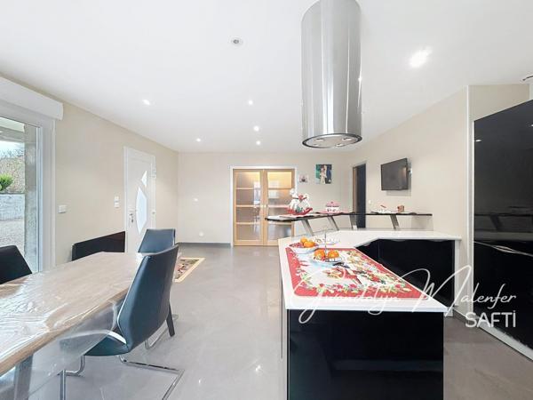 Maison de plain pied en campagne avec dépendance