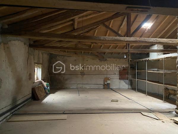 Maison Bourgeoise avec beaux volumes

Maison de maître + grange – 302 m² – 6 chambres – fort potentiel – secteur Lavaur

Description

Située secteur Lavaur, cette propriété de caractère de 302 m² se compose d'une maison de maître et d'une grange, offrant de nombreuses possibilités.

Envie d'une vraie maison bourgeoise à l'ancienne, avec du cachet et de l'authenticité ? Ici, le calme est réel… et les seuls voisins curieux sont ceux qui broutent tranquillement dans la prairie.

Aujourd'hui, la maison peut parfaitement convenir à une grande famille recherchant de l'espace, du charme et de la tranquillité.

Elle propose :

De beaux volumes avec hauteur sous plafond
6 chambres, dont une en rez-de-chaussée avec salle d'eau
4 chambres à l'étage (20 à 29 m²)
Une salle de bain

Et pour ceux qui en voudraient encore plus (mais honnêtement… 302 m², c'est déjà pas mal 😄), les combles de 150 m² restent aménageables : salle de jeux, espace loisirs ou projet sur mesure.

Un bien évolutif selon votre projet

✔️ Résidence principale familiale spacieuse

✔️ Maison avec espace indépendant pour un proche

✔️ Projet de gîte ou activité touristique

Possibilités d'aménagement supplémentaires selon vos besoins

(sous réserve des autorisations d'urbanisme)

📍 Environnement campagne, au calme

➡️ Secteur Lavaur

➡️ Gare à 10 km

➡️ Écoles et commerces à 5 km

⚠️ Travaux à prévoir

✔️ Maison de maître

✔️ 302 m² habitables

✔️ 6 chambres

✔️ 150 m² de combles aménageables

✔️ Grange / dépendance

✔️ Fort potentiel d'évolution

📞 Un bien rare, adaptable à votre projet de vie