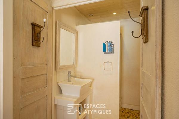Maison de village au charme discret avec terrasse
