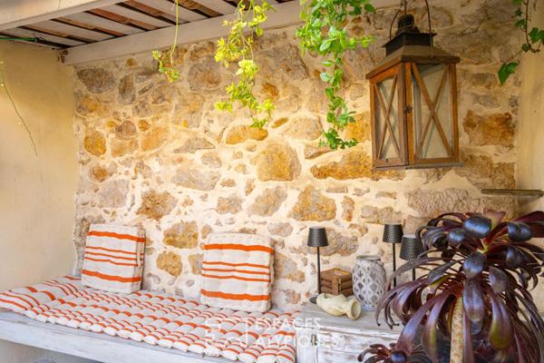 Maison de village au charme discret avec terrasse