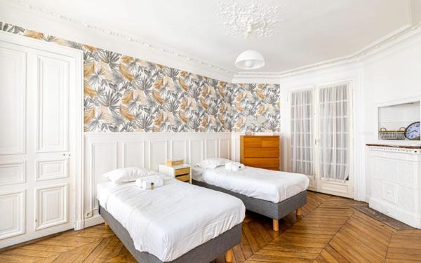 Appartement à vendre    5 pièces • 127,25 m2 Paris 10
