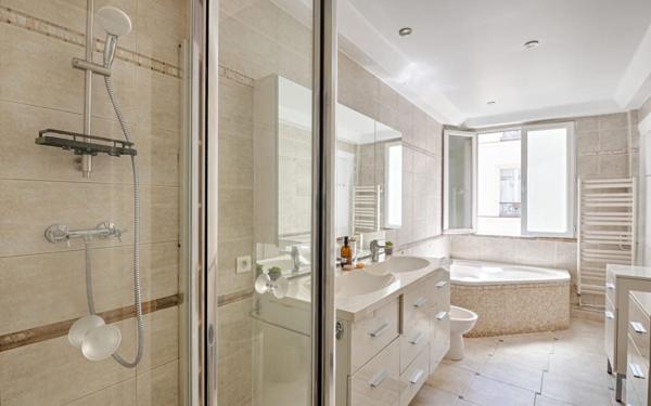 Appartement à vendre    5 pièces • 127,25 m2 Paris 10