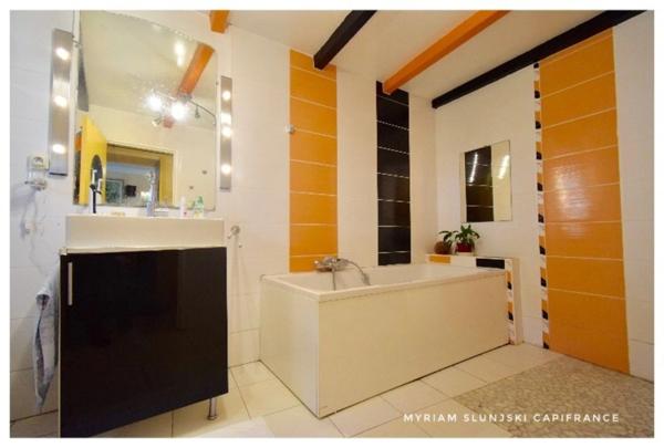 Dpt Landes (40), à vendre RIVIERE SAAS ET GOURBY Maison de Maître de fin 17ème de 225 m² environ.