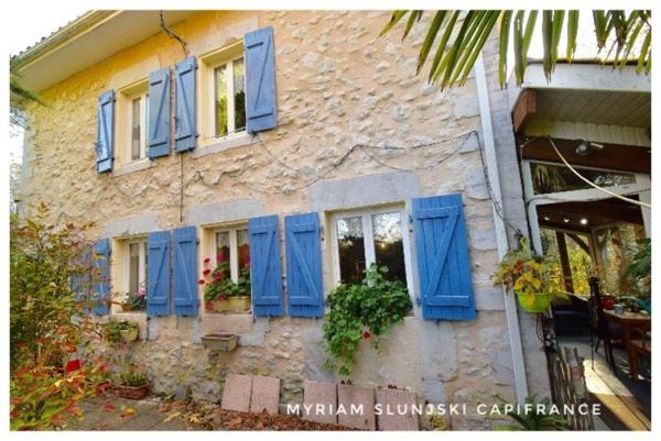 Dpt Landes (40), à vendre RIVIERE SAAS ET GOURBY Maison de Maître de fin 17ème de 225 m² environ.