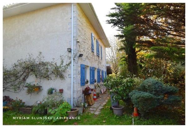 Dpt Landes (40), à vendre RIVIERE SAAS ET GOURBY Maison de Maître de fin 17ème de 225 m² environ.