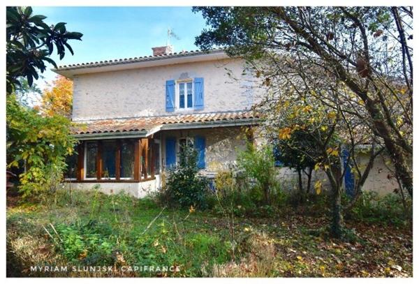 Dpt Landes (40), à vendre RIVIERE SAAS ET GOURBY Maison de Maître de fin 17ème de 225 m² environ.