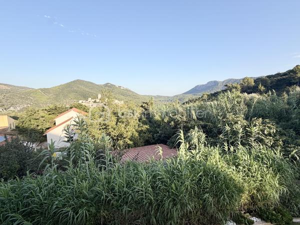 Dans la commune de LE REVEST-LES-EAUX, découvrez cette superbe maison récente de 2021 sur deux niveaux, parfaitement située pour allier CONFORT  et facilité d'accès. Dans un environnement où la TRANQUILLITÉ règne, cette maison LUMINEUSE et SPACIEUSE  vous offre un style de vie apaisant.

Avec une surface habitable de 122 m², cette maison s'étend sur 5 pièces superbement agencées aux goûts du jour.

Au RDC : une cuisine OUVERTE  sur un SALON/SAM, disposant d'une belle et grande terrasse avec VUE  EPOUSTOUFLANTE sur le village et les collines alentours. 
Une SUITE PARENTALE avec salle de douche, un wc suspendu indépendant, un cellier.

Au RDJ : 3 chambres avec placards, une salle de bain/wc suspendu, UNE ANNEXE intérieure  de 14 m2 pouvant servir de salle de sport. Une terrasse abritée,  vous permettra là aussi, de farnienter à votre guise.  L'accès à cette partie de la maison peut être envisagée de façon totalement indépendante. 

La propriété entièrement clôturée sur un terrain de 500 m2 env., PISCINABLE, dispose d'un cabanon d'une cave et de 4 places de stationnement.  

Intérieur moderne, CLIMATISATION  gainable, chauffe-eau thermodynamique,  fenêtres pvc, volets électriques. Ne manquez pas cette opportunité exceptionnelle! 

Convient également pour  une grande famille ou résidence secondaire, 

Contact pour visite : Isabelle Bassac au 06 33 64 15 64 ou par mail i.bassac@bskimmobilier.com