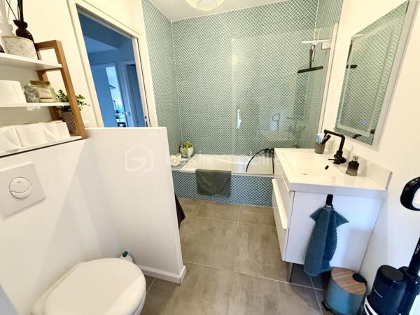 Dans la commune de LE REVEST-LES-EAUX, découvrez cette superbe maison récente de 2021 sur deux niveaux, parfaitement située pour allier CONFORT  et facilité d'accès. Dans un environnement où la TRANQUILLITÉ règne, cette maison LUMINEUSE et SPACIEUSE  vous offre un style de vie apaisant.

Avec une surface habitable de 122 m², cette maison s'étend sur 5 pièces superbement agencées aux goûts du jour.

Au RDC : une cuisine OUVERTE  sur un SALON/SAM, disposant d'une belle et grande terrasse avec VUE  EPOUSTOUFLANTE sur le village et les collines alentours. 
Une SUITE PARENTALE avec salle de douche, un wc suspendu indépendant, un cellier.

Au RDJ : 3 chambres avec placards, une salle de bain/wc suspendu, UNE ANNEXE intérieure  de 14 m2 pouvant servir de salle de sport. Une terrasse abritée,  vous permettra là aussi, de farnienter à votre guise.  L'accès à cette partie de la maison peut être envisagée de façon totalement indépendante. 

La propriété entièrement clôturée sur un terrain de 500 m2 env., PISCINABLE, dispose d'un cabanon d'une cave et de 4 places de stationnement.  

Intérieur moderne, CLIMATISATION  gainable, chauffe-eau thermodynamique,  fenêtres pvc, volets électriques. Ne manquez pas cette opportunité exceptionnelle! 

Convient également pour  une grande famille ou résidence secondaire, 

Contact pour visite : Isabelle Bassac au 06 33 64 15 64 ou par mail i.bassac@bskimmobilier.com