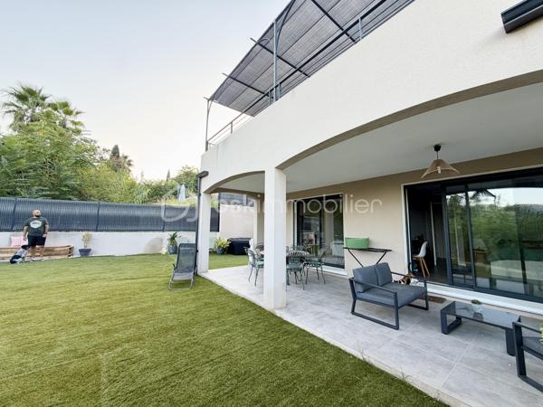 Dans la commune de LE REVEST-LES-EAUX, découvrez cette superbe maison récente de 2021 sur deux niveaux, parfaitement située pour allier CONFORT  et facilité d'accès. Dans un environnement où la TRANQUILLITÉ règne, cette maison LUMINEUSE et SPACIEUSE  vous offre un style de vie apaisant.

Avec une surface habitable de 122 m², cette maison s'étend sur 5 pièces superbement agencées aux goûts du jour.

Au RDC : une cuisine OUVERTE  sur un SALON/SAM, disposant d'une belle et grande terrasse avec VUE  EPOUSTOUFLANTE sur le village et les collines alentours. 
Une SUITE PARENTALE avec salle de douche, un wc suspendu indépendant, un cellier.

Au RDJ : 3 chambres avec placards, une salle de bain/wc suspendu, UNE ANNEXE intérieure  de 14 m2 pouvant servir de salle de sport. Une terrasse abritée,  vous permettra là aussi, de farnienter à votre guise.  L'accès à cette partie de la maison peut être envisagée de façon totalement indépendante. 

La propriété entièrement clôturée sur un terrain de 500 m2 env., PISCINABLE, dispose d'un cabanon d'une cave et de 4 places de stationnement.  

Intérieur moderne, CLIMATISATION  gainable, chauffe-eau thermodynamique,  fenêtres pvc, volets électriques. Ne manquez pas cette opportunité exceptionnelle! 

Convient également pour  une grande famille ou résidence secondaire, 

Contact pour visite : Isabelle Bassac au 06 33 64 15 64 ou par mail i.bassac@bskimmobilier.com