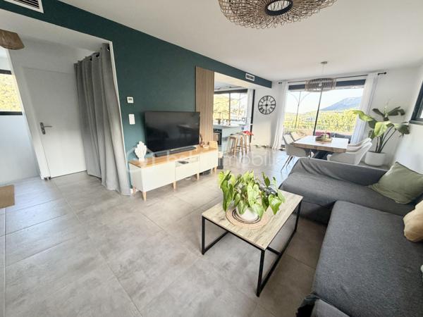 Dans la commune de LE REVEST-LES-EAUX, découvrez cette superbe maison récente de 2021 sur deux niveaux, parfaitement située pour allier CONFORT  et facilité d'accès. Dans un environnement où la TRANQUILLITÉ règne, cette maison LUMINEUSE et SPACIEUSE  vous offre un style de vie apaisant.

Avec une surface habitable de 122 m², cette maison s'étend sur 5 pièces superbement agencées aux goûts du jour.

Au RDC : une cuisine OUVERTE  sur un SALON/SAM, disposant d'une belle et grande terrasse avec VUE  EPOUSTOUFLANTE sur le village et les collines alentours. 
Une SUITE PARENTALE avec salle de douche, un wc suspendu indépendant, un cellier.

Au RDJ : 3 chambres avec placards, une salle de bain/wc suspendu, UNE ANNEXE intérieure  de 14 m2 pouvant servir de salle de sport. Une terrasse abritée,  vous permettra là aussi, de farnienter à votre guise.  L'accès à cette partie de la maison peut être envisagée de façon totalement indépendante. 

La propriété entièrement clôturée sur un terrain de 500 m2 env., PISCINABLE, dispose d'un cabanon d'une cave et de 4 places de stationnement.  

Intérieur moderne, CLIMATISATION  gainable, chauffe-eau thermodynamique,  fenêtres pvc, volets électriques. Ne manquez pas cette opportunité exceptionnelle! 

Convient également pour  une grande famille ou résidence secondaire, 

Contact pour visite : Isabelle Bassac au 06 33 64 15 64 ou par mail i.bassac@bskimmobilier.com
