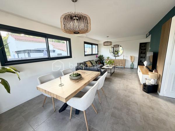 Dans la commune de LE REVEST-LES-EAUX, découvrez cette superbe maison récente de 2021 sur deux niveaux, parfaitement située pour allier CONFORT  et facilité d'accès. Dans un environnement où la TRANQUILLITÉ règne, cette maison LUMINEUSE et SPACIEUSE  vous offre un style de vie apaisant.

Avec une surface habitable de 122 m², cette maison s'étend sur 5 pièces superbement agencées aux goûts du jour.

Au RDC : une cuisine OUVERTE  sur un SALON/SAM, disposant d'une belle et grande terrasse avec VUE  EPOUSTOUFLANTE sur le village et les collines alentours. 
Une SUITE PARENTALE avec salle de douche, un wc suspendu indépendant, un cellier.

Au RDJ : 3 chambres avec placards, une salle de bain/wc suspendu, UNE ANNEXE intérieure  de 14 m2 pouvant servir de salle de sport. Une terrasse abritée,  vous permettra là aussi, de farnienter à votre guise.  L'accès à cette partie de la maison peut être envisagée de façon totalement indépendante. 

La propriété entièrement clôturée sur un terrain de 500 m2 env., PISCINABLE, dispose d'un cabanon d'une cave et de 4 places de stationnement.  

Intérieur moderne, CLIMATISATION  gainable, chauffe-eau thermodynamique,  fenêtres pvc, volets électriques. Ne manquez pas cette opportunité exceptionnelle! 

Convient également pour  une grande famille ou résidence secondaire, 

Contact pour visite : Isabelle Bassac au 06 33 64 15 64 ou par mail i.bassac@bskimmobilier.com