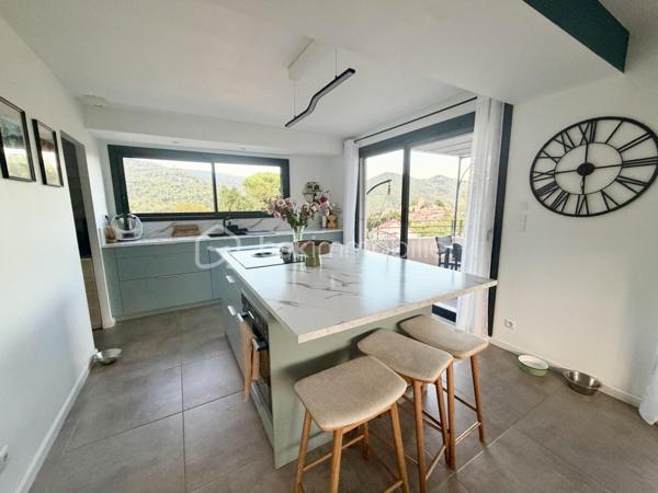 Dans la commune de LE REVEST-LES-EAUX, découvrez cette superbe maison récente de 2021 sur deux niveaux, parfaitement située pour allier CONFORT  et facilité d'accès. Dans un environnement où la TRANQUILLITÉ règne, cette maison LUMINEUSE et SPACIEUSE  vous offre un style de vie apaisant.

Avec une surface habitable de 122 m², cette maison s'étend sur 5 pièces superbement agencées aux goûts du jour.

Au RDC : une cuisine OUVERTE  sur un SALON/SAM, disposant d'une belle et grande terrasse avec VUE  EPOUSTOUFLANTE sur le village et les collines alentours. 
Une SUITE PARENTALE avec salle de douche, un wc suspendu indépendant, un cellier.

Au RDJ : 3 chambres avec placards, une salle de bain/wc suspendu, UNE ANNEXE intérieure  de 14 m2 pouvant servir de salle de sport. Une terrasse abritée,  vous permettra là aussi, de farnienter à votre guise.  L'accès à cette partie de la maison peut être envisagée de façon totalement indépendante. 

La propriété entièrement clôturée sur un terrain de 500 m2 env., PISCINABLE, dispose d'un cabanon d'une cave et de 4 places de stationnement.  

Intérieur moderne, CLIMATISATION  gainable, chauffe-eau thermodynamique,  fenêtres pvc, volets électriques. Ne manquez pas cette opportunité exceptionnelle! 

Convient également pour  une grande famille ou résidence secondaire, 

Contact pour visite : Isabelle Bassac au 06 33 64 15 64 ou par mail i.bassac@bskimmobilier.com