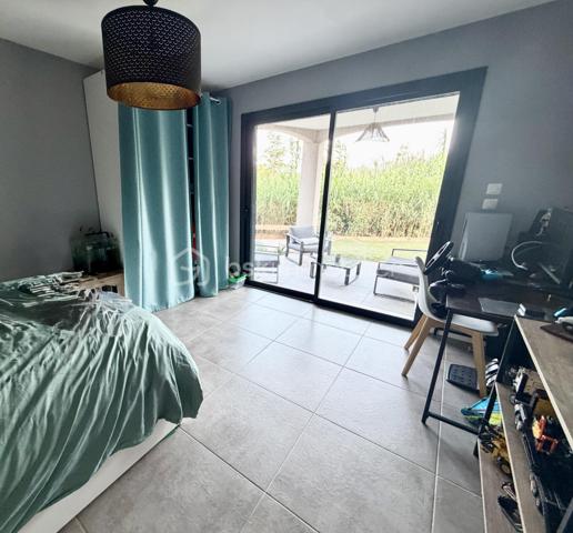 Dans la commune de LE REVEST-LES-EAUX, découvrez cette superbe maison récente de 2021 sur deux niveaux, parfaitement située pour allier CONFORT  et facilité d'accès. Dans un environnement où la TRANQUILLITÉ règne, cette maison LUMINEUSE et SPACIEUSE  vous offre un style de vie apaisant.

Avec une surface habitable de 122 m², cette maison s'étend sur 5 pièces superbement agencées aux goûts du jour.

Au RDC : une cuisine OUVERTE  sur un SALON/SAM, disposant d'une belle et grande terrasse avec VUE  EPOUSTOUFLANTE sur le village et les collines alentours. 
Une SUITE PARENTALE avec salle de douche, un wc suspendu indépendant, un cellier.

Au RDJ : 3 chambres avec placards, une salle de bain/wc suspendu, UNE ANNEXE intérieure  de 14 m2 pouvant servir de salle de sport. Une terrasse abritée,  vous permettra là aussi, de farnienter à votre guise.  L'accès à cette partie de la maison peut être envisagée de façon totalement indépendante. 

La propriété entièrement clôturée sur un terrain de 500 m2 env., PISCINABLE, dispose d'un cabanon d'une cave et de 4 places de stationnement.  

Intérieur moderne, CLIMATISATION  gainable, chauffe-eau thermodynamique,  fenêtres pvc, volets électriques. Ne manquez pas cette opportunité exceptionnelle! 

Convient également pour  une grande famille ou résidence secondaire, 

Contact pour visite : Isabelle Bassac au 06 33 64 15 64 ou par mail i.bassac@bskimmobilier.com