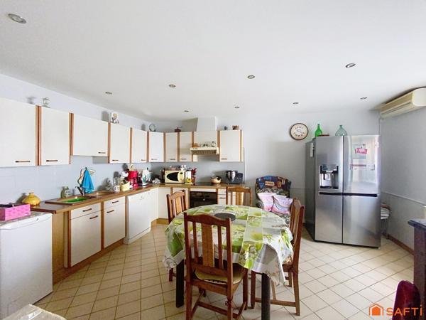 Maison centre village avec garage et cour