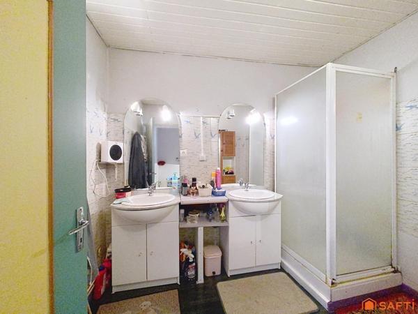 Maison centre village avec garage et cour