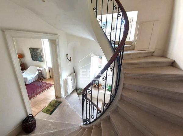 Sainte-Foy la Grande, intra-muros, demeure bourgeoise du XVIIIème à réhabiliter.