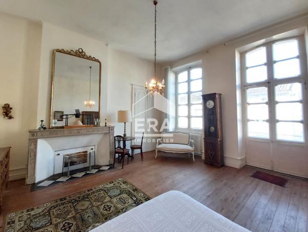 Sainte-Foy la Grande, intra-muros, demeure bourgeoise du XVIIIème à réhabiliter.