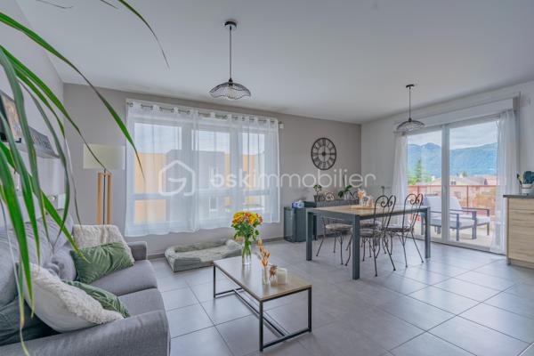 Coup de cœur à Aix-les-Bains.

Dans un quartier calme et recherché d'Aix-les-Bains, venez découvrir cet appartement T3 situé au deuxième et dernier étage, sans ascenseur, bénéficiant d'une triple exposition et d'une vue dégagée sur la Dent du Chat.

Le séjour accueille une cuisine entièrement équipée et ouvre directement sur un balcon avec vue montagne, idéal pour profiter du cadre naturel tout au long de l'année. L'espace nuit comprend deux chambres et une salle de bains.

Vous profitez d'un cadre de vie pratique et agréable : commerces de proximité à 5 minutes à pied (boulangerie, boucherie, pharmacie), écoles à 200 mètres, arrêts de bus à moins de 100 mètres et grandes surfaces à 5 minutes en voiture sur le secteur de Grésy-sur-Aix. 
Le centre-ville et la gare d'Aix-les-Bains sont accessibles en quelques minutes, avec un accès direct vers Chambéry et Annecy.

Côté stationnement, l'appartement dispose d'un parking collectif privé et d'un garage à vélos privatif. 
Un garage aménagé de 20 m² avec mezzanine est également disponible à l'achat en supplément, prix sur demande.

Un appartement lumineux et bien situé, pour profiter pleinement du cadre de vie aixois.

Pour toute information ou pour organiser une visite, contactez-moi.