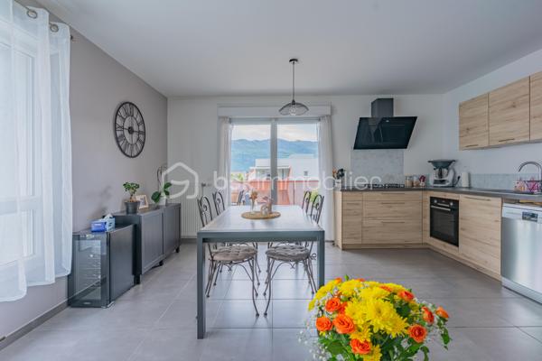 Coup de cœur à Aix-les-Bains.

Dans un quartier calme et recherché d'Aix-les-Bains, venez découvrir cet appartement T3 situé au deuxième et dernier étage, sans ascenseur, bénéficiant d'une triple exposition et d'une vue dégagée sur la Dent du Chat.

Le séjour accueille une cuisine entièrement équipée et ouvre directement sur un balcon avec vue montagne, idéal pour profiter du cadre naturel tout au long de l'année. L'espace nuit comprend deux chambres et une salle de bains.

Vous profitez d'un cadre de vie pratique et agréable : commerces de proximité à 5 minutes à pied (boulangerie, boucherie, pharmacie), écoles à 200 mètres, arrêts de bus à moins de 100 mètres et grandes surfaces à 5 minutes en voiture sur le secteur de Grésy-sur-Aix. 
Le centre-ville et la gare d'Aix-les-Bains sont accessibles en quelques minutes, avec un accès direct vers Chambéry et Annecy.

Côté stationnement, l'appartement dispose d'un parking collectif privé et d'un garage à vélos privatif. 
Un garage aménagé de 20 m² avec mezzanine est également disponible à l'achat en supplément, prix sur demande.

Un appartement lumineux et bien situé, pour profiter pleinement du cadre de vie aixois.

Pour toute information ou pour organiser une visite, contactez-moi.
