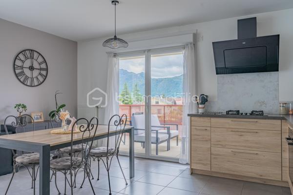 Coup de cœur à Aix-les-Bains.

Dans un quartier calme et recherché d'Aix-les-Bains, venez découvrir cet appartement T3 situé au deuxième et dernier étage, sans ascenseur, bénéficiant d'une triple exposition et d'une vue dégagée sur la Dent du Chat.

Le séjour accueille une cuisine entièrement équipée et ouvre directement sur un balcon avec vue montagne, idéal pour profiter du cadre naturel tout au long de l'année. L'espace nuit comprend deux chambres et une salle de bains.

Vous profitez d'un cadre de vie pratique et agréable : commerces de proximité à 5 minutes à pied (boulangerie, boucherie, pharmacie), écoles à 200 mètres, arrêts de bus à moins de 100 mètres et grandes surfaces à 5 minutes en voiture sur le secteur de Grésy-sur-Aix. 
Le centre-ville et la gare d'Aix-les-Bains sont accessibles en quelques minutes, avec un accès direct vers Chambéry et Annecy.

Côté stationnement, l'appartement dispose d'un parking collectif privé et d'un garage à vélos privatif. 
Un garage aménagé de 20 m² avec mezzanine est également disponible à l'achat en supplément, prix sur demande.

Un appartement lumineux et bien situé, pour profiter pleinement du cadre de vie aixois.

Pour toute information ou pour organiser une visite, contactez-moi.