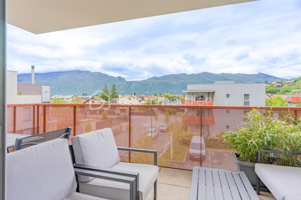 Coup de cœur à Aix-les-Bains.

Dans un quartier calme et recherché d'Aix-les-Bains, venez découvrir cet appartement T3 situé au deuxième et dernier étage, sans ascenseur, bénéficiant d'une triple exposition et d'une vue dégagée sur la Dent du Chat.

Le séjour accueille une cuisine entièrement équipée et ouvre directement sur un balcon avec vue montagne, idéal pour profiter du cadre naturel tout au long de l'année. L'espace nuit comprend deux chambres et une salle de bains.

Vous profitez d'un cadre de vie pratique et agréable : commerces de proximité à 5 minutes à pied (boulangerie, boucherie, pharmacie), écoles à 200 mètres, arrêts de bus à moins de 100 mètres et grandes surfaces à 5 minutes en voiture sur le secteur de Grésy-sur-Aix. 
Le centre-ville et la gare d'Aix-les-Bains sont accessibles en quelques minutes, avec un accès direct vers Chambéry et Annecy.

Côté stationnement, l'appartement dispose d'un parking collectif privé et d'un garage à vélos privatif. 
Un garage aménagé de 20 m² avec mezzanine est également disponible à l'achat en supplément, prix sur demande.

Un appartement lumineux et bien situé, pour profiter pleinement du cadre de vie aixois.

Pour toute information ou pour organiser une visite, contactez-moi.