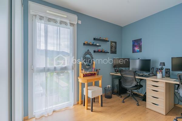 Coup de cœur à Aix-les-Bains.

Dans un quartier calme et recherché d'Aix-les-Bains, venez découvrir cet appartement T3 situé au deuxième et dernier étage, sans ascenseur, bénéficiant d'une triple exposition et d'une vue dégagée sur la Dent du Chat.

Le séjour accueille une cuisine entièrement équipée et ouvre directement sur un balcon avec vue montagne, idéal pour profiter du cadre naturel tout au long de l'année. L'espace nuit comprend deux chambres et une salle de bains.

Vous profitez d'un cadre de vie pratique et agréable : commerces de proximité à 5 minutes à pied (boulangerie, boucherie, pharmacie), écoles à 200 mètres, arrêts de bus à moins de 100 mètres et grandes surfaces à 5 minutes en voiture sur le secteur de Grésy-sur-Aix. 
Le centre-ville et la gare d'Aix-les-Bains sont accessibles en quelques minutes, avec un accès direct vers Chambéry et Annecy.

Côté stationnement, l'appartement dispose d'un parking collectif privé et d'un garage à vélos privatif. 
Un garage aménagé de 20 m² avec mezzanine est également disponible à l'achat en supplément, prix sur demande.

Un appartement lumineux et bien situé, pour profiter pleinement du cadre de vie aixois.

Pour toute information ou pour organiser une visite, contactez-moi.