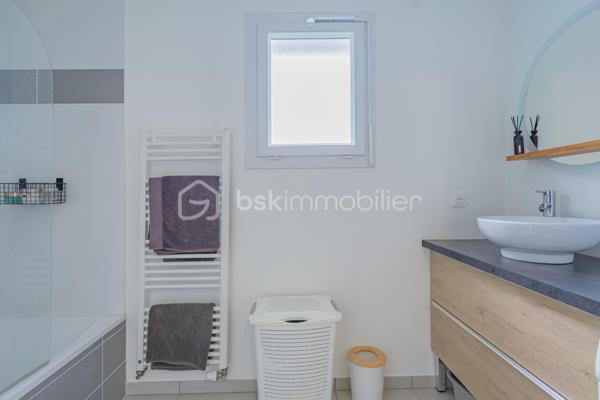Coup de cœur à Aix-les-Bains.

Dans un quartier calme et recherché d'Aix-les-Bains, venez découvrir cet appartement T3 situé au deuxième et dernier étage, sans ascenseur, bénéficiant d'une triple exposition et d'une vue dégagée sur la Dent du Chat.

Le séjour accueille une cuisine entièrement équipée et ouvre directement sur un balcon avec vue montagne, idéal pour profiter du cadre naturel tout au long de l'année. L'espace nuit comprend deux chambres et une salle de bains.

Vous profitez d'un cadre de vie pratique et agréable : commerces de proximité à 5 minutes à pied (boulangerie, boucherie, pharmacie), écoles à 200 mètres, arrêts de bus à moins de 100 mètres et grandes surfaces à 5 minutes en voiture sur le secteur de Grésy-sur-Aix. 
Le centre-ville et la gare d'Aix-les-Bains sont accessibles en quelques minutes, avec un accès direct vers Chambéry et Annecy.

Côté stationnement, l'appartement dispose d'un parking collectif privé et d'un garage à vélos privatif. 
Un garage aménagé de 20 m² avec mezzanine est également disponible à l'achat en supplément, prix sur demande.

Un appartement lumineux et bien situé, pour profiter pleinement du cadre de vie aixois.

Pour toute information ou pour organiser une visite, contactez-moi.