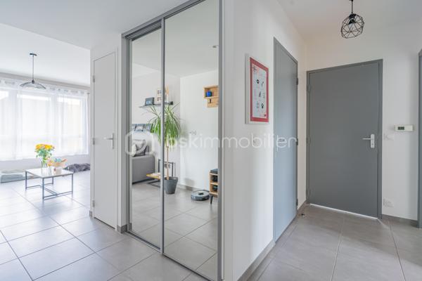 Coup de cœur à Aix-les-Bains.

Dans un quartier calme et recherché d'Aix-les-Bains, venez découvrir cet appartement T3 situé au deuxième et dernier étage, sans ascenseur, bénéficiant d'une triple exposition et d'une vue dégagée sur la Dent du Chat.

Le séjour accueille une cuisine entièrement équipée et ouvre directement sur un balcon avec vue montagne, idéal pour profiter du cadre naturel tout au long de l'année. L'espace nuit comprend deux chambres et une salle de bains.

Vous profitez d'un cadre de vie pratique et agréable : commerces de proximité à 5 minutes à pied (boulangerie, boucherie, pharmacie), écoles à 200 mètres, arrêts de bus à moins de 100 mètres et grandes surfaces à 5 minutes en voiture sur le secteur de Grésy-sur-Aix. 
Le centre-ville et la gare d'Aix-les-Bains sont accessibles en quelques minutes, avec un accès direct vers Chambéry et Annecy.

Côté stationnement, l'appartement dispose d'un parking collectif privé et d'un garage à vélos privatif. 
Un garage aménagé de 20 m² avec mezzanine est également disponible à l'achat en supplément, prix sur demande.

Un appartement lumineux et bien situé, pour profiter pleinement du cadre de vie aixois.

Pour toute information ou pour organiser une visite, contactez-moi.