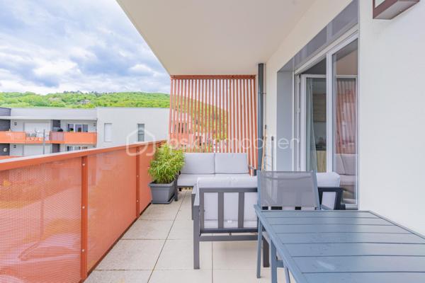 Coup de cœur à Aix-les-Bains.

Dans un quartier calme et recherché d'Aix-les-Bains, venez découvrir cet appartement T3 situé au deuxième et dernier étage, sans ascenseur, bénéficiant d'une triple exposition et d'une vue dégagée sur la Dent du Chat.

Le séjour accueille une cuisine entièrement équipée et ouvre directement sur un balcon avec vue montagne, idéal pour profiter du cadre naturel tout au long de l'année. L'espace nuit comprend deux chambres et une salle de bains.

Vous profitez d'un cadre de vie pratique et agréable : commerces de proximité à 5 minutes à pied (boulangerie, boucherie, pharmacie), écoles à 200 mètres, arrêts de bus à moins de 100 mètres et grandes surfaces à 5 minutes en voiture sur le secteur de Grésy-sur-Aix. 
Le centre-ville et la gare d'Aix-les-Bains sont accessibles en quelques minutes, avec un accès direct vers Chambéry et Annecy.

Côté stationnement, l'appartement dispose d'un parking collectif privé et d'un garage à vélos privatif. 
Un garage aménagé de 20 m² avec mezzanine est également disponible à l'achat en supplément, prix sur demande.

Un appartement lumineux et bien situé, pour profiter pleinement du cadre de vie aixois.

Pour toute information ou pour organiser une visite, contactez-moi.