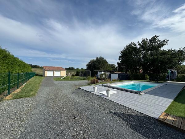 Cadalen . Maison de 105 m² et sa piscine