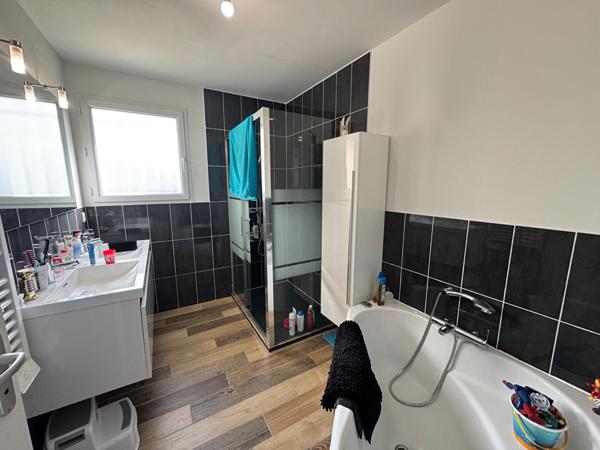 Cadalen . Maison de 105 m² et sa piscine