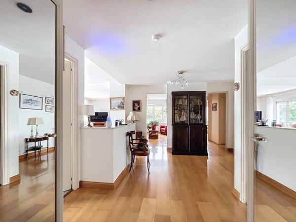 T5 lumineux avec garage, parking et balcon à Gray