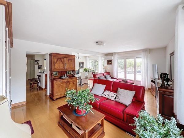 T5 lumineux avec garage, parking et balcon à Gray