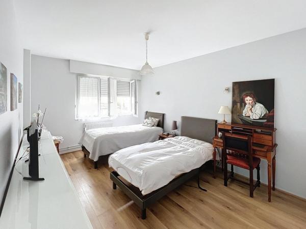 T5 lumineux avec garage, parking et balcon à Gray