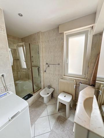 T5 lumineux avec garage, parking et balcon à Gray