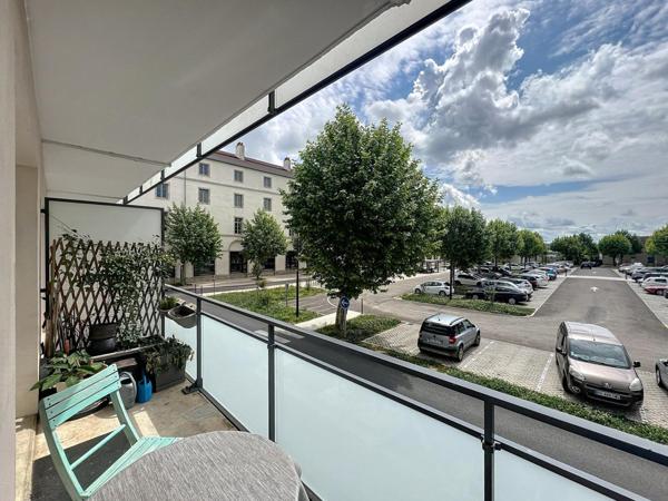 T5 lumineux avec garage, parking et balcon à Gray