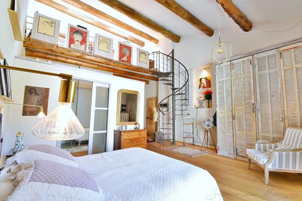 MAISON DE VILLAGE EN PIERRES du 19ème à vendre de 350m², 7 chambres, jardin, piscine, garage, près d'Aix en Provence
